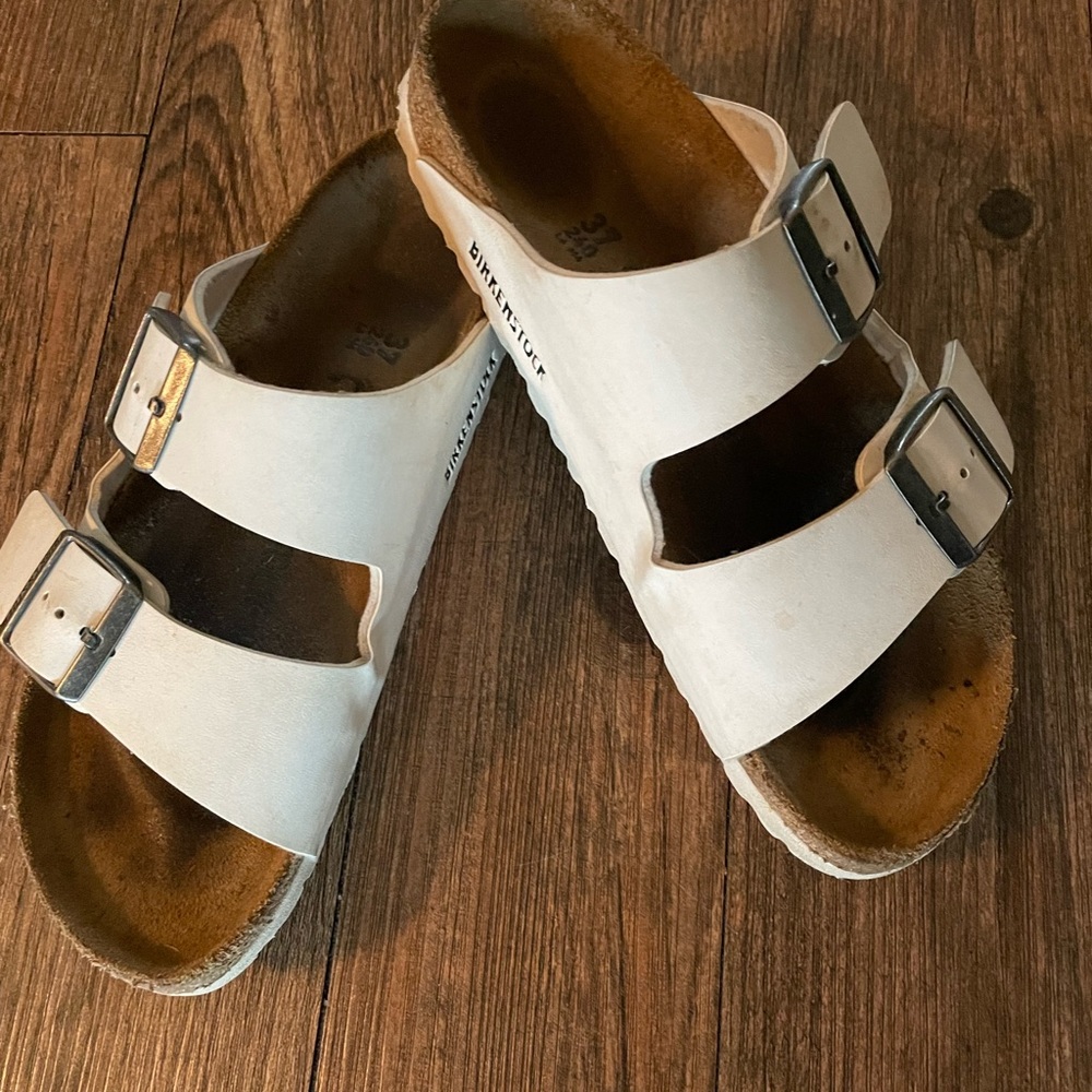 Gently worn white leather Birkenstock sandals, in great shape!